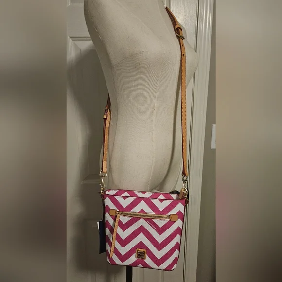 NWT Dooney & Bourke Small Zip Crossbody- Chevron Fuchsia/White - Picture 4 of 12
